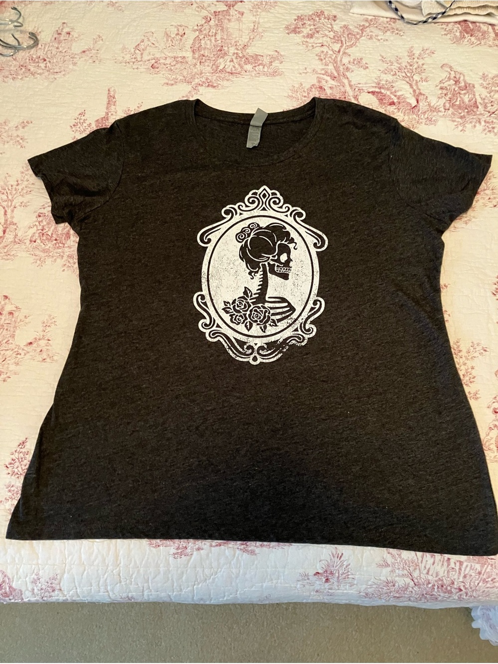 Women's Skull Cameo Graphic Tee